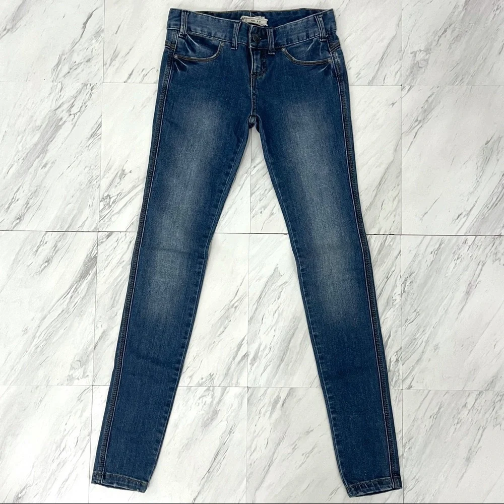 Free People- Skinny Jeans in Medium Wash Size 24. - Picture 3 of 8